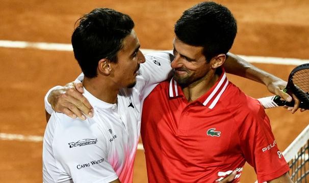 开云体育-德约三盘击退本土黑马 罗马站决赛将再演“德纳决”